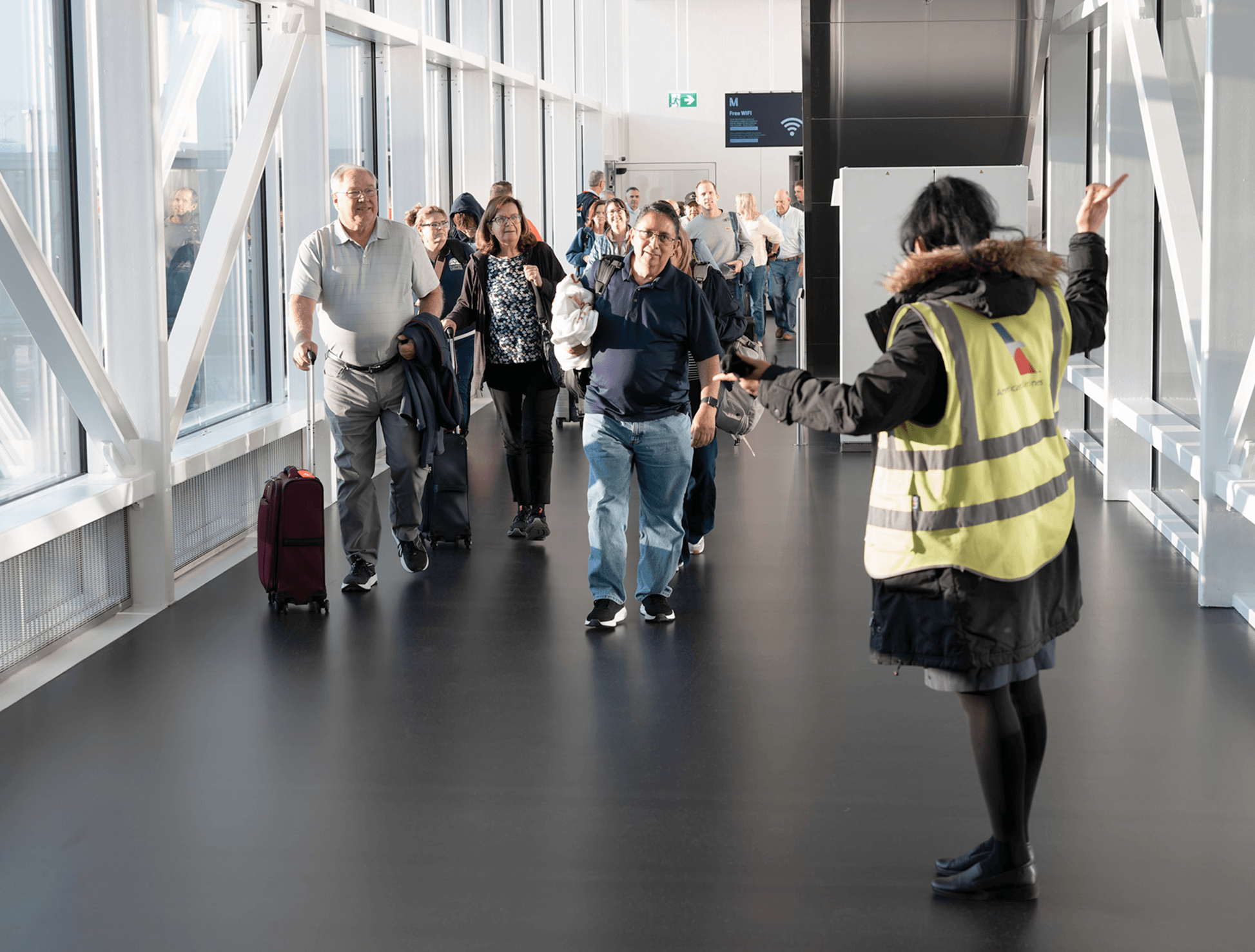 Probebetrieb im neuen Terminal 1-Pier vor der Eröffnung: Tests mit Mitarbeitenden und erste Probepassagiere in den Wartebereichen, Gates und Sicherheitskontrollen.