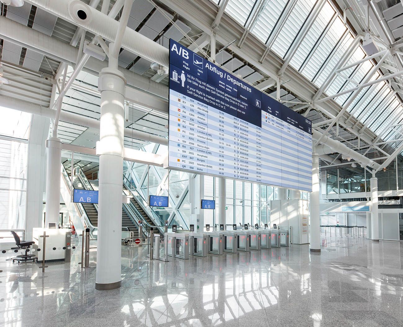 Terminal 1-Pier Flughafen München: Lichtdurchflutetes Terminal mit digitaler Anzeige der geplanten Abflüge