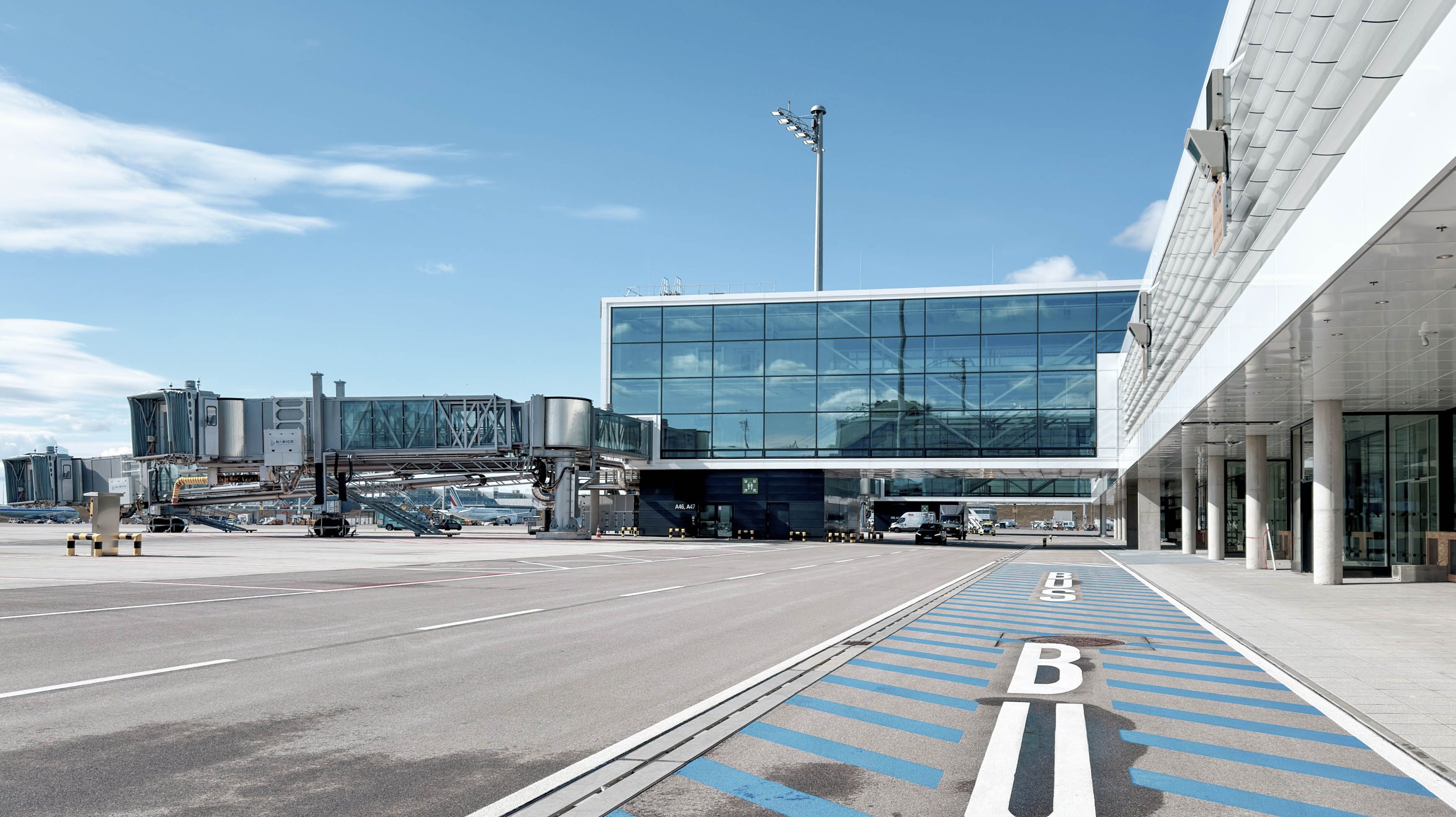 Fotogalerie Terminal 1-Pier Flughafen München: Spiegelnde Fassade des Terminal 1-Piers