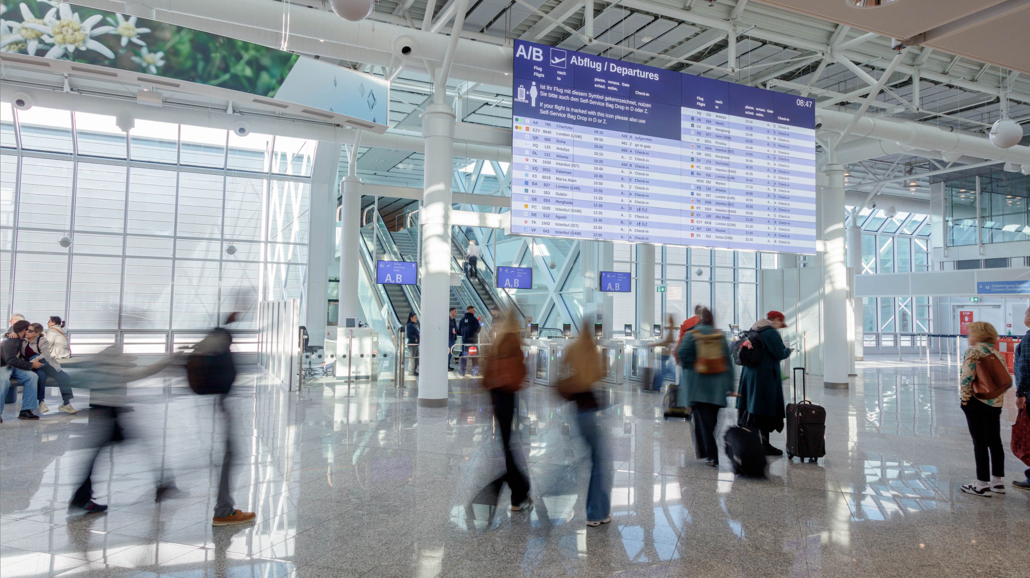 Fotogalerie Terminal 1-Pier Flughafen München: Lichtdurchflutetes Terminal mit digitaler Anzeige der geplanten Abflüge