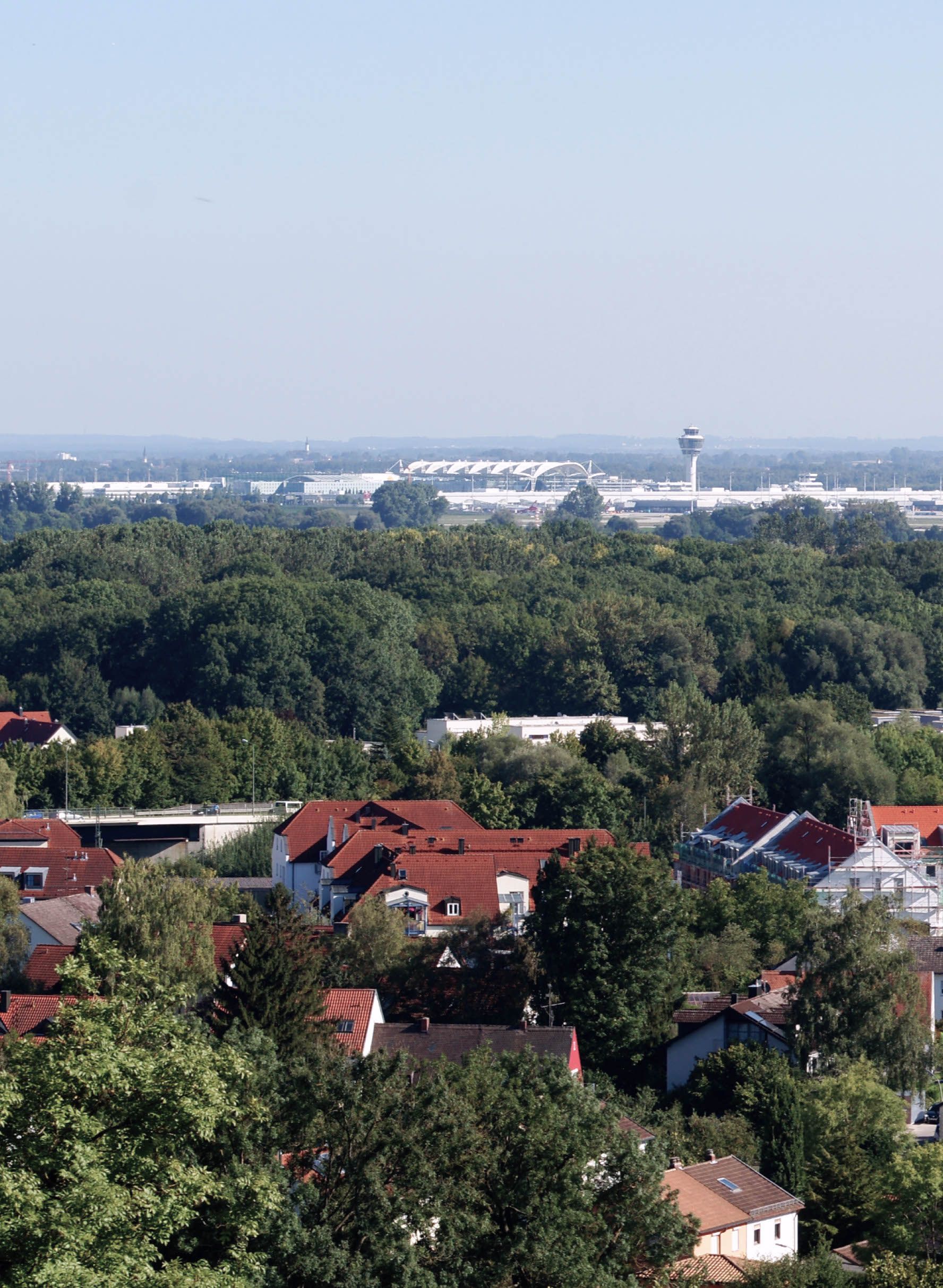 Blick auf Fraunberg und den Flughafen München